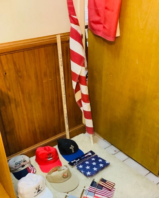 lot 411 image: Fredericksburg Caps and Visors, Flags and Windsock (ST)