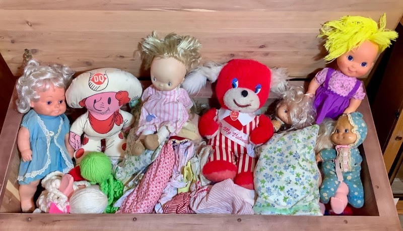 lot 424 image: Dolls, Stuffed Animals, Doll Clothes (ST)