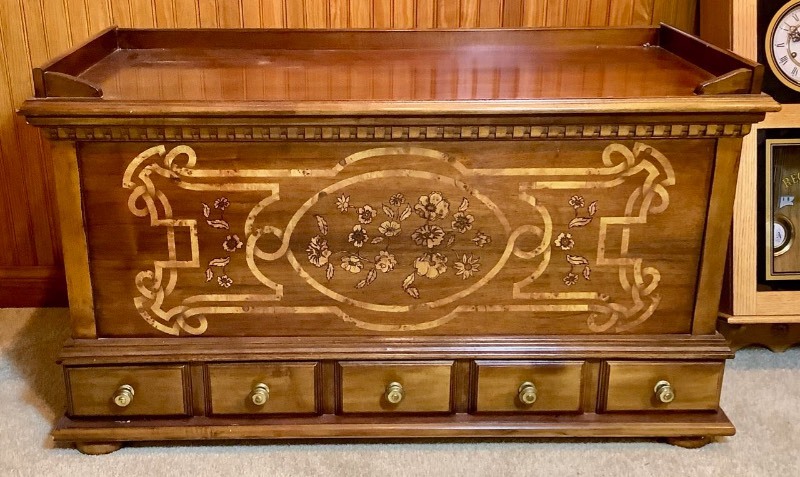lot 425 image: Cedar Chest (ST)