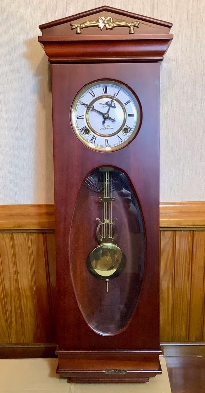 lot 427 image: Strausburg Manor Pendulum Wall Clock (ST)