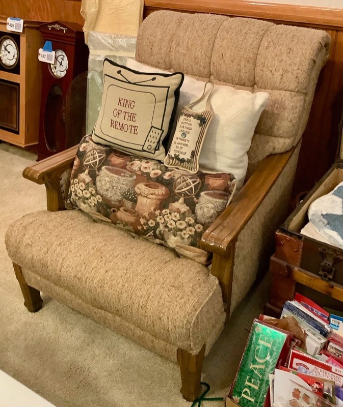 lot 432 image: Upholstered Chair with Assorted Pillow (ST)