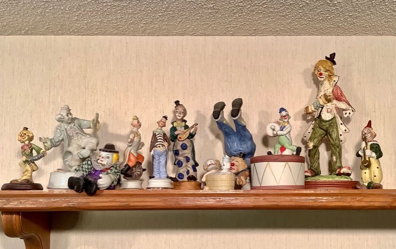 lot 450 image: Clown Figurines, Musical Figurine (ST)