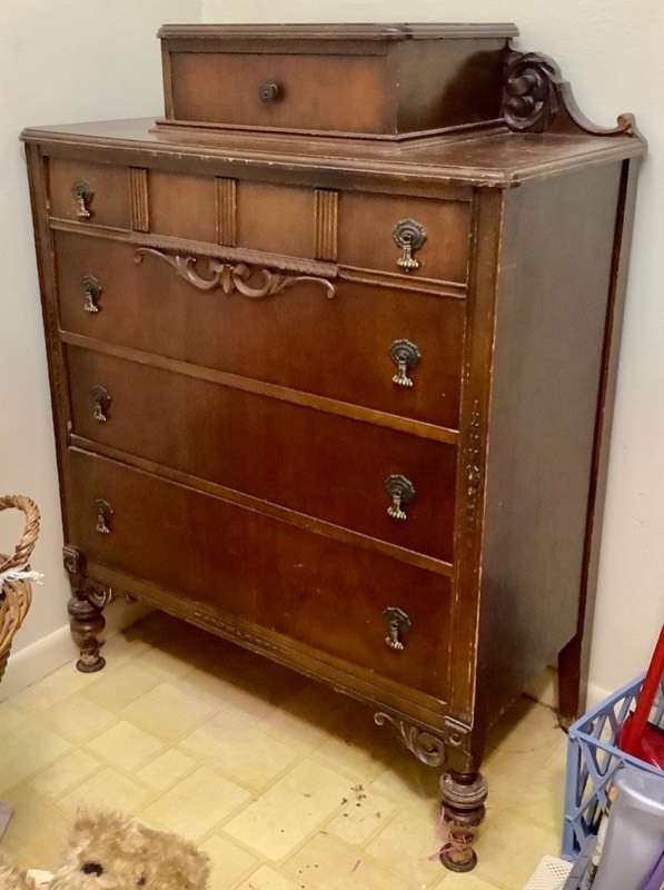 lot 482 image: Antique Chest of Drawers with Handkerchief Box (LA)