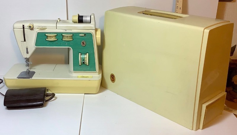 lot 486 image: Singer Touch and Sew II Model 775 Sewing Machine (LA)