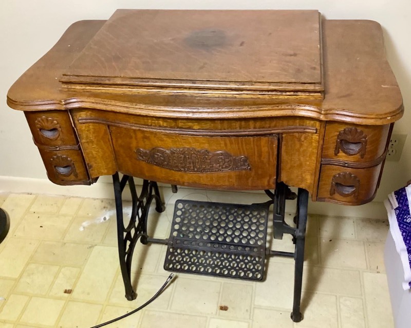 lot 489 image: White Treadle Sewing Machine in Tiger Oak Cabinet (LA)
