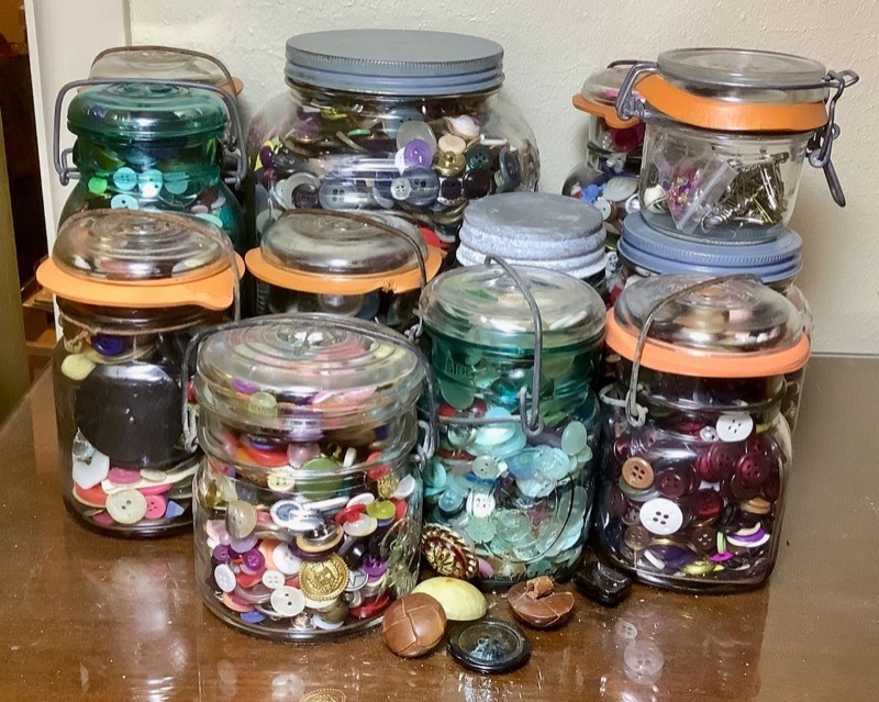 lot 495 image: 12 Jars of Buttons (LA)