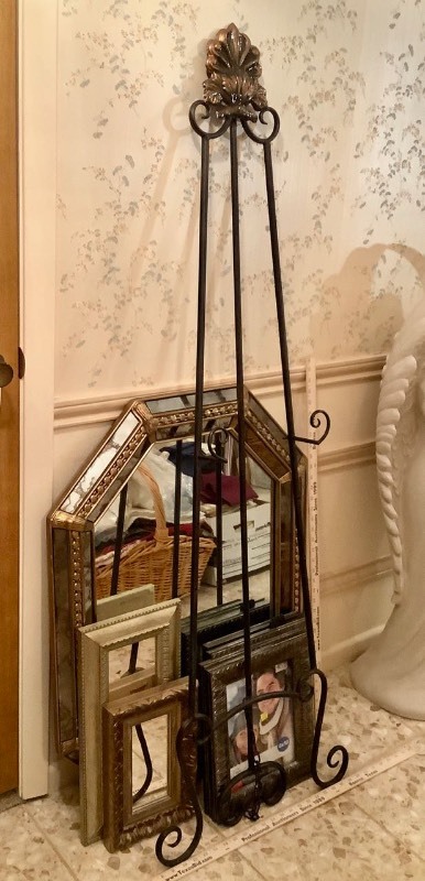 lot 506 image: Large Easel, Framed Mirrors and Photo Frames (H)