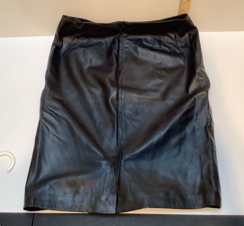 lot 518 image: Hillard and Hanson Leather Skirt (CR)