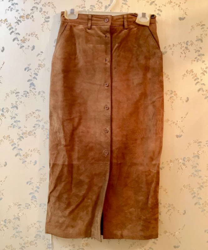 lot 519 image: Toffs Suede Leather Skirt (CR)