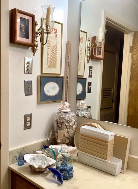 lot 526 image: Seaside Home Decor Shells, Glass Figurines, Framed Art, Organizers (BA)