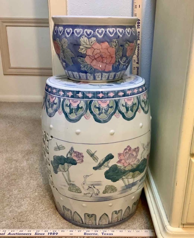 lot 530 image: Plant Pot & Ceramic Garden Stool (B1)
