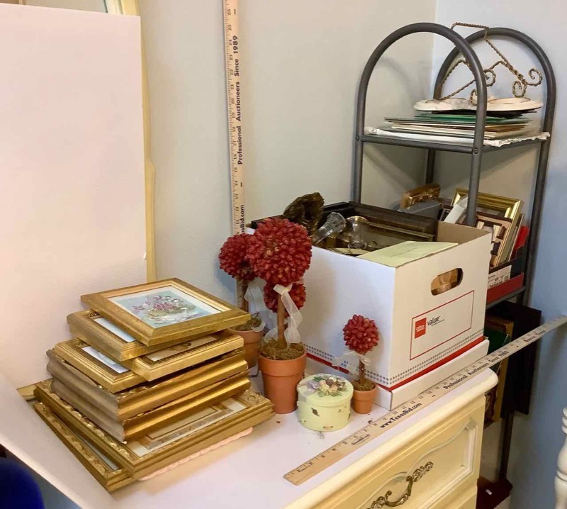 lot 532 image: Wall Art, Frames, Decor and Curio Shelf (B1)