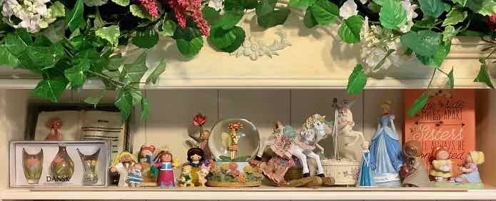lot 541 image: Home Decor on Shelf Water Globe, Music Boxes, Figurines (B1)