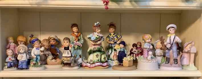 lot 546 image: Asst. Figurines (on shelf)(B1)