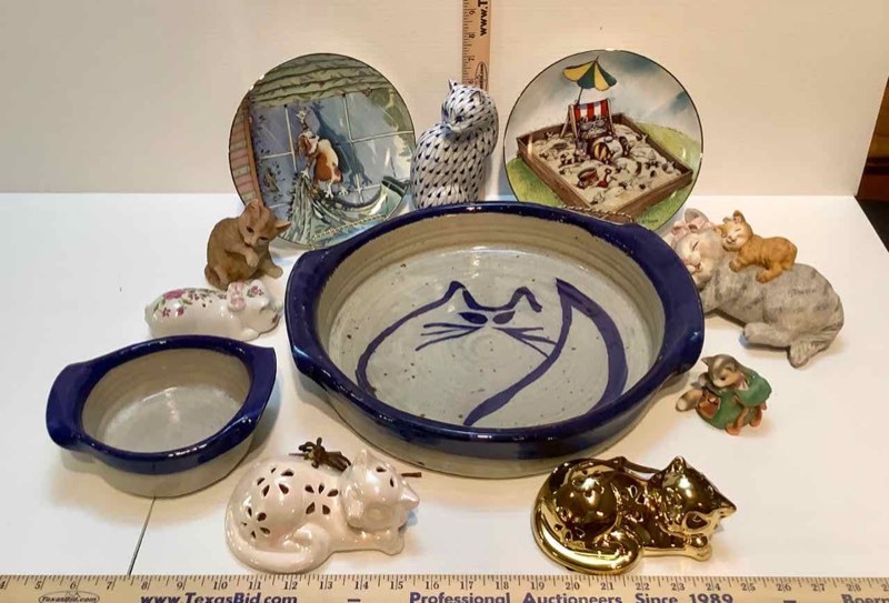 lot 549 image: Cats Bowls, Figurines, Etc. (B1)