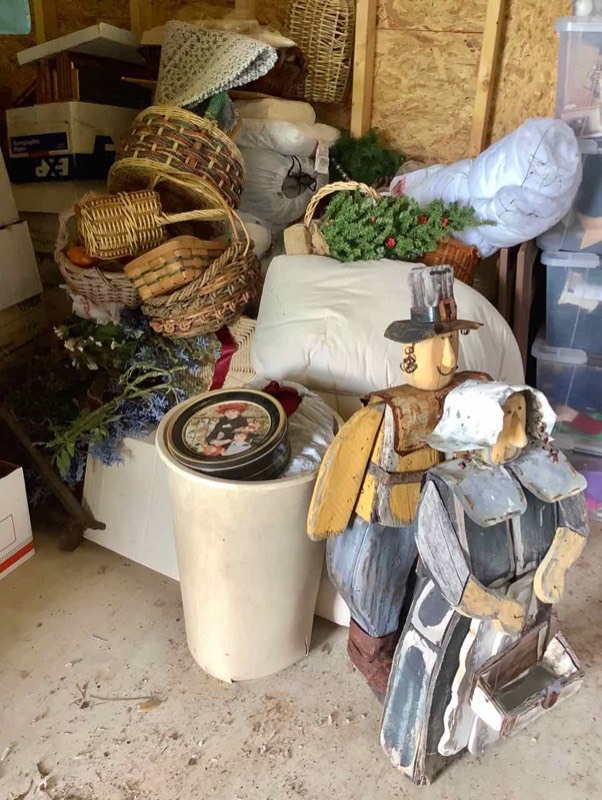 lot 554 image: Baskets and Home Decor Assortment (SH)