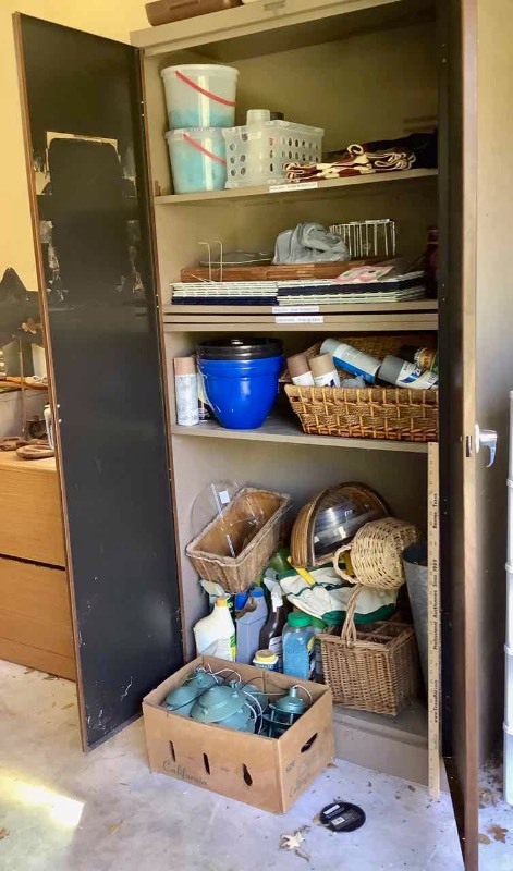 lot 565 image: Metal Cabinet & Contents Lights, Basket, Home Decor,  Etc. (G)