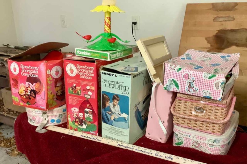 lot 576 image: Strawberry Shortcake Sewing Basket, Dolls and Typewriter (G)