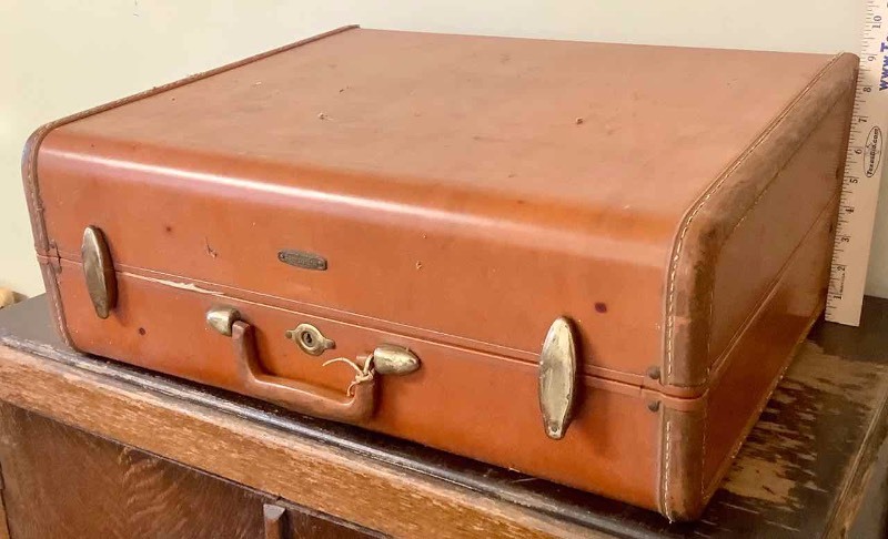 lot 579 image: Vintage Samsonite Suitcase (G)