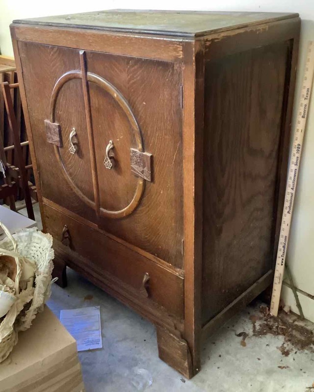 lot 580 image: Antique Linen Press (G)
