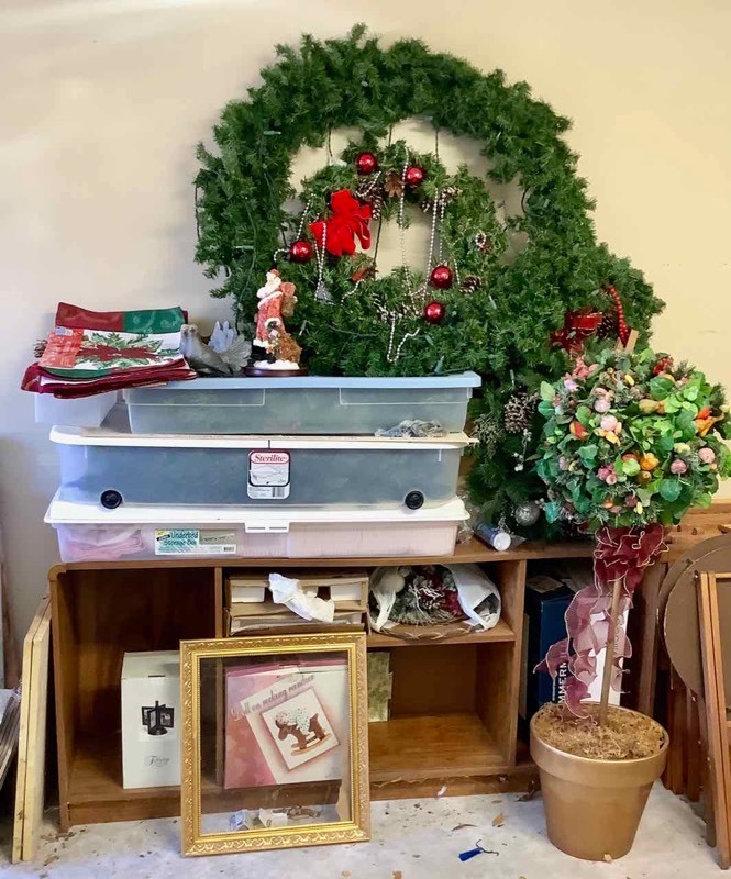 lot 600 image: Bookshelf with Holiday Decorations (G)