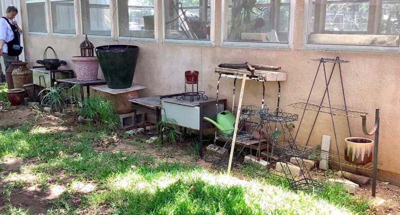 lot 611 image: Wall of Pots, Stands, Milk Cans and Yard Decor (BY)