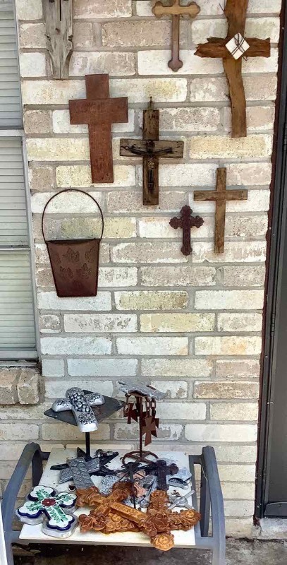 lot 632 image: Decorative Cross Assortment (BY)