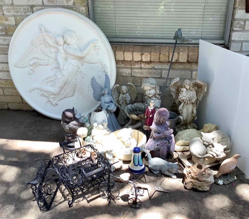lot 633 image: Yard Art Assortmen Large Round Plaque, Resin Figures (BY)