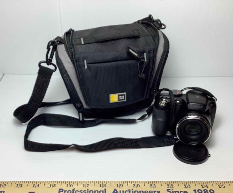 lot 668 image: Fuji Film Finepix Digital Camera with Case (MA)