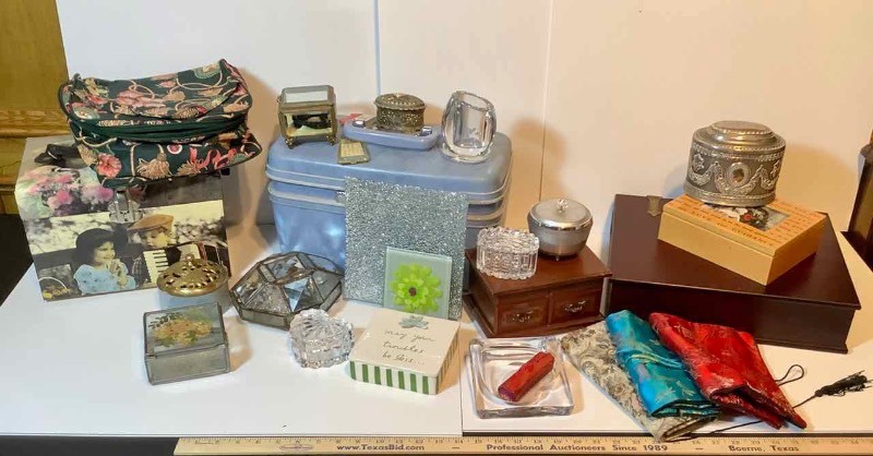 lot 671 image: Makeup Cases, Jewelry Boxes, Dresser Top Trinket Boxes (MA)