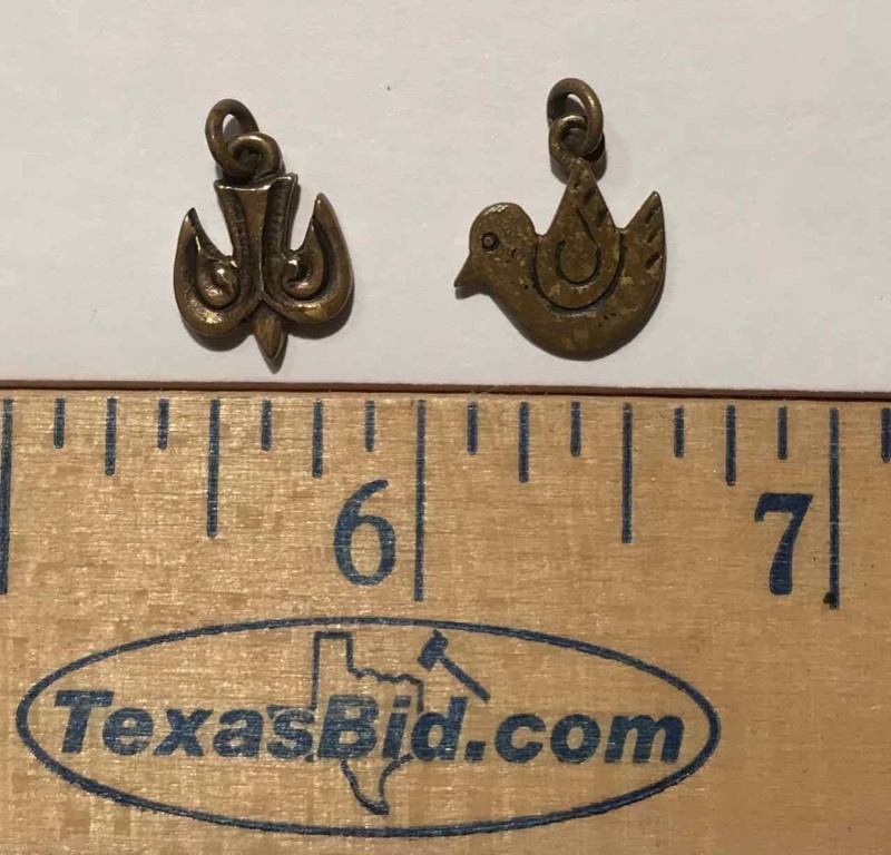 lot 901 image: Jewelry  (2) Charms  1 Jeep Collins Bronze Dove & Bird (no stamps)