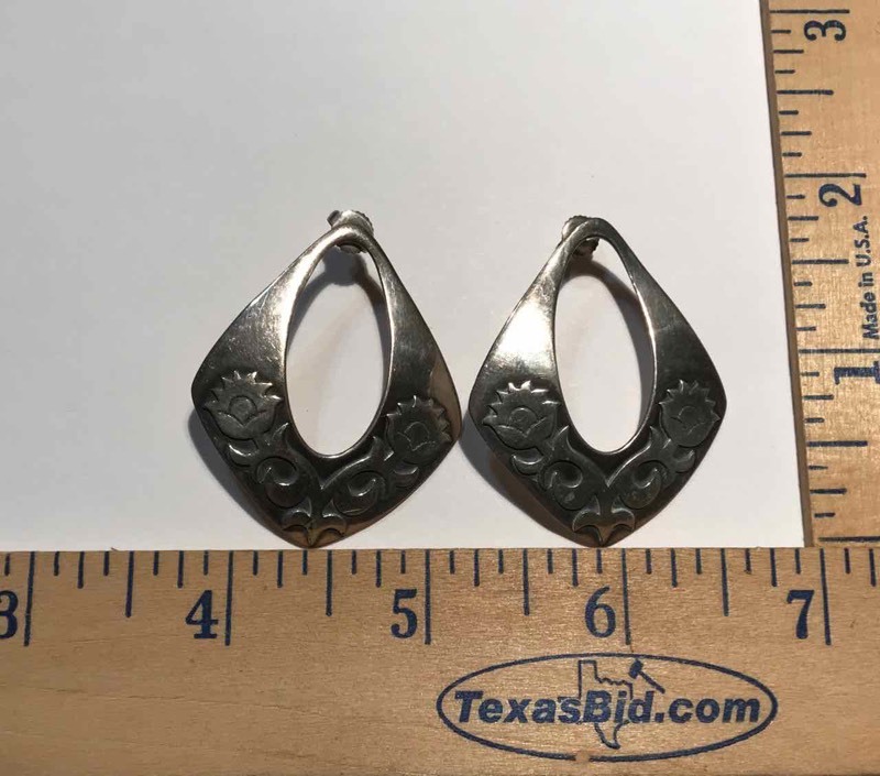 lot 911 image: Jewelry  James Avery Earrings, Sunflowers