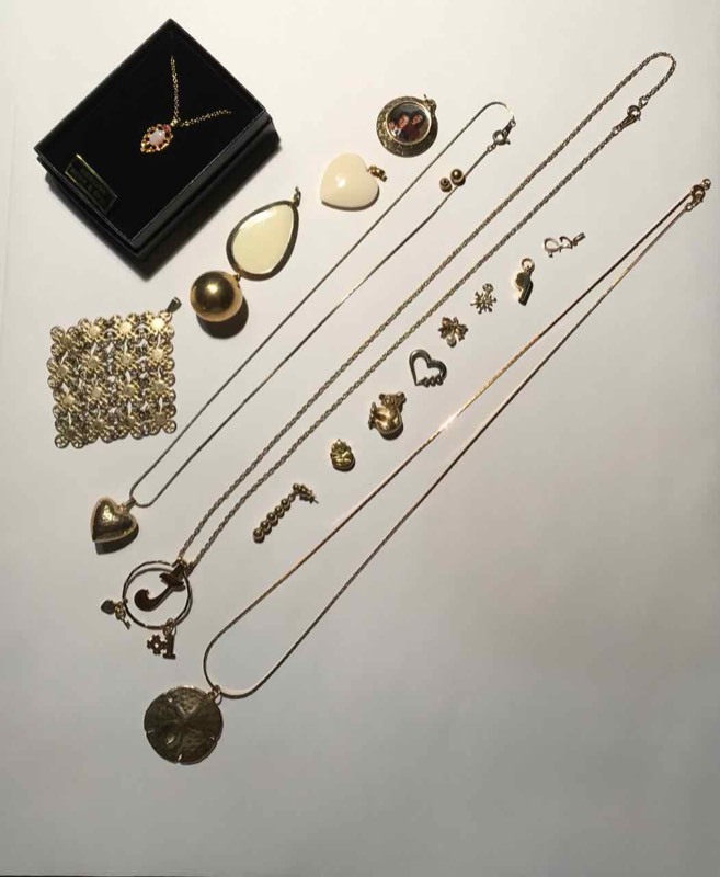 lot 923 image: Jewelry Necklaces, Pendants, Charms