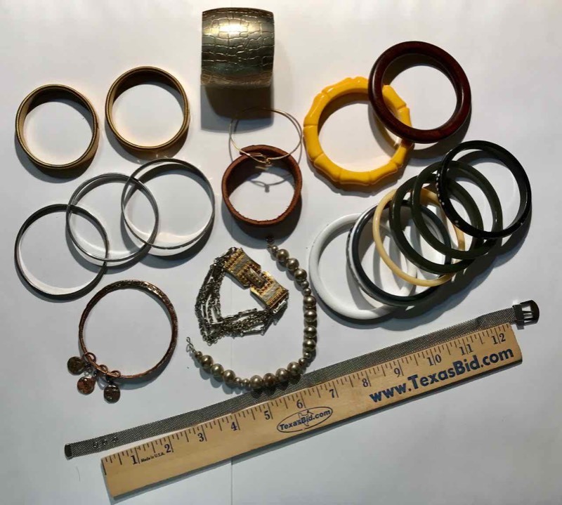 lot 929 image: Jewelry  Asst. Bracelets