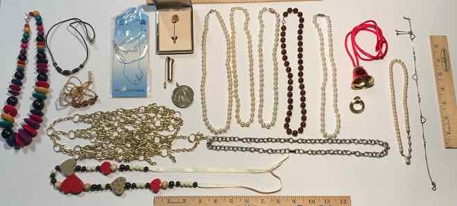 lot 932 image: Jewelry Pearlized Necklaces, Pins, Aquarius Coin Pendant, Chain Cap, Anklets