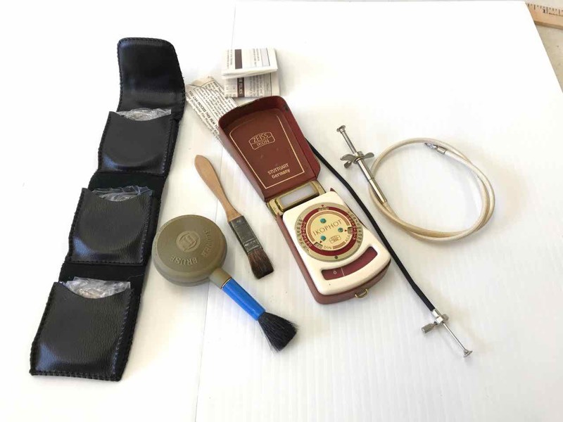lot 88 image: Ikophot Zeiss Ikon Light Meter & Vintage Hoya 49mm3,2,1
