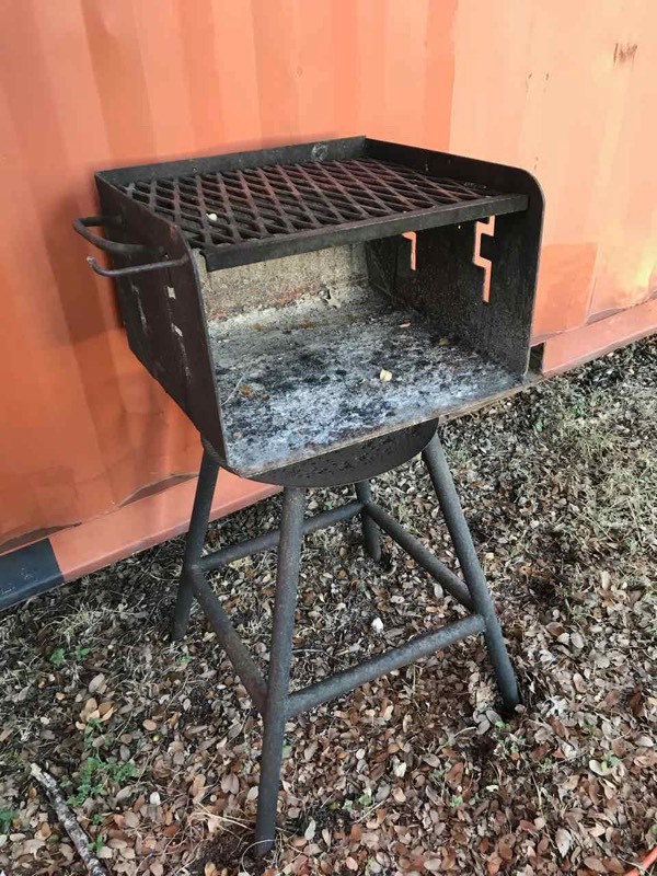 lot 158 image: Grill on Stand (woodcharcoal)