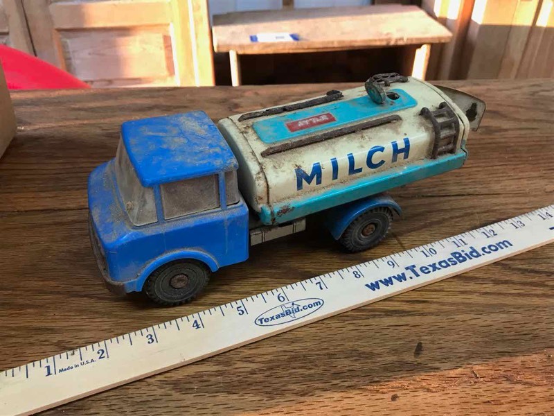 lot 162 image: Vintage Tin Toy Milch Tank Truck, metal friction