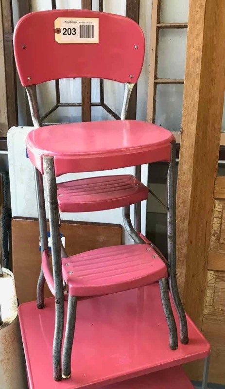 lot 203 image: Kitchen Step Stool (pink)