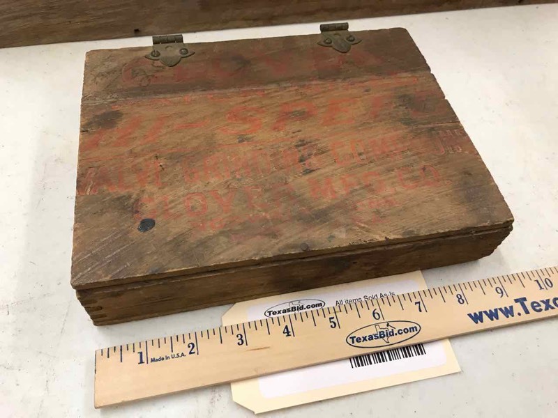 lot 257 image: Old Little Hinged Wood Box Clovers