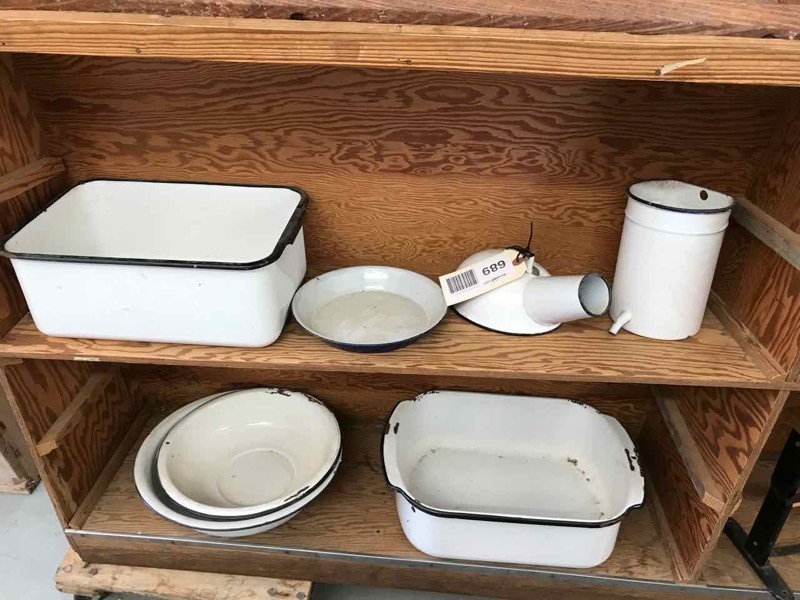 lot 689 image: Assorted Old Enamelware Tubs, Bowls, Pots
