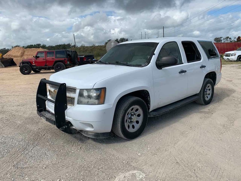 lot 410 image: 2010 Chevrolet Tahoe Police Vehicle, 4x4, white, see video, broken windshield, mileage 93,837,  (VIN  1GNUKAE03AR175986)