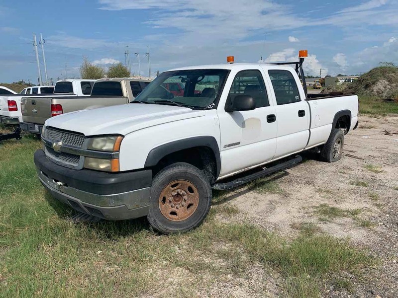 lot 424 image: 2004 Chevrolet Pickup 2500, not running, bring trailer, unknown condition  (VIN  1GCHC23V64F195206)