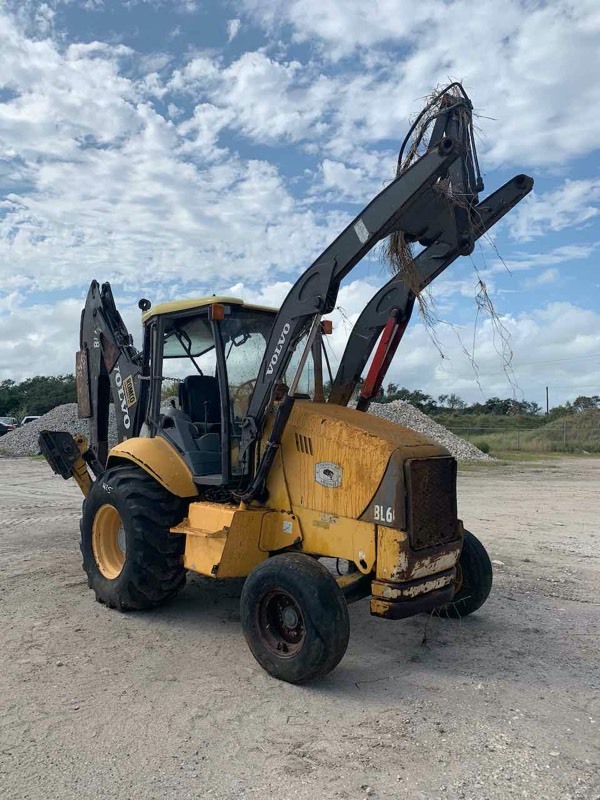 lot 425 image: Parts  2005 Volvo Backhoe, not running, missing parts, no bucket