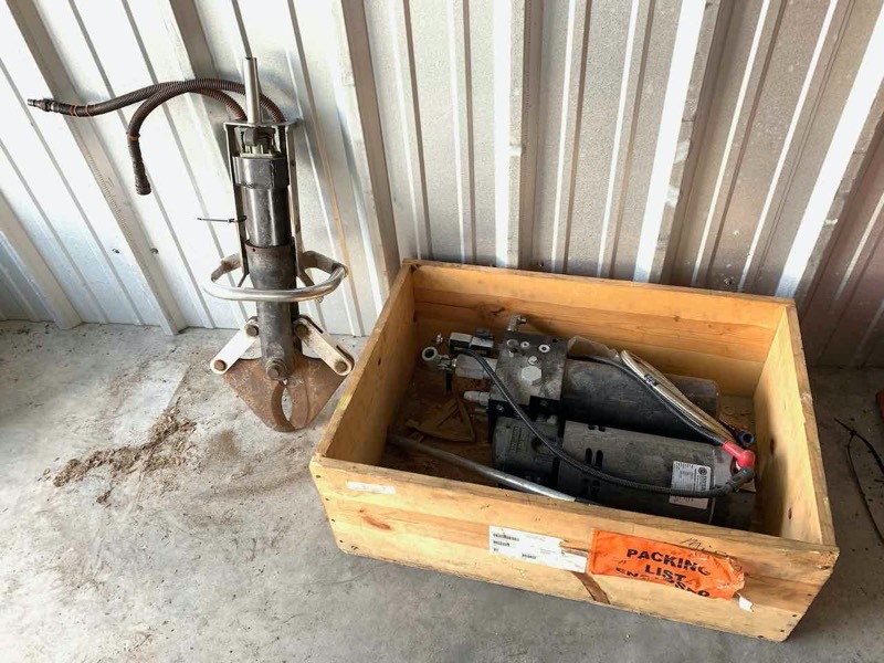 lot 535 image: Asset Forfeiture  Hydraulic Cutting Tool with pump, heavy duty