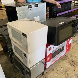 lot 411 image: Assortment of Microwaves