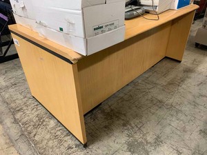 lot 415 image: Desk (blonde, 3-drawers)