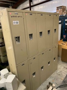 lot 423 image: Metal 10-Unit Locker