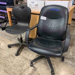 lot 424 image: (2) Black Chairs on Casters