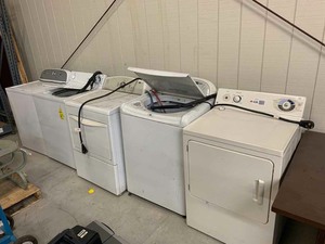 lot 436 image: (2) Dryers, (3) Washers